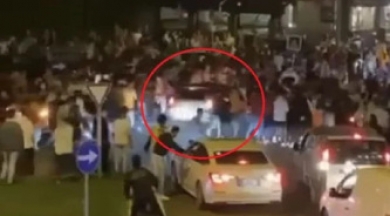Kutlama yapan Galatasaray taraftarlarının arasına otomobil daldı: 2 yaralı