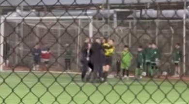 Antrenör çocukların gözü önünde kadın hakeme tokat attı